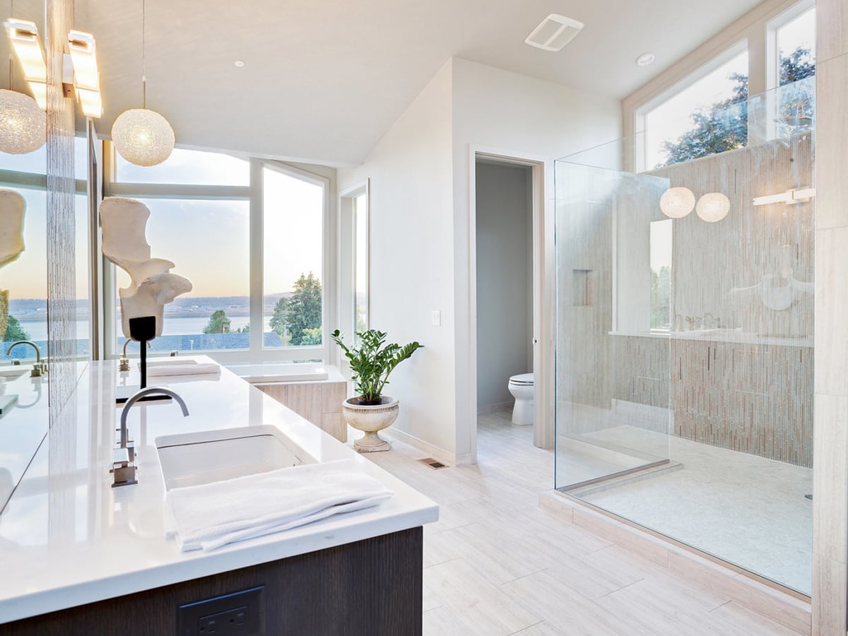 Salle de bains rénovée avec douche à l'italienne